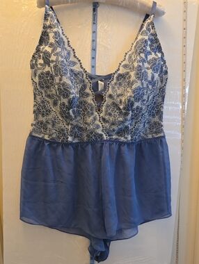 NWT Cacique Blue and White Lace V-Neck Lingerie. Size 14/16